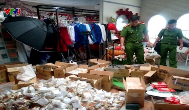 被查獲並扣留的來歷不明月餅。