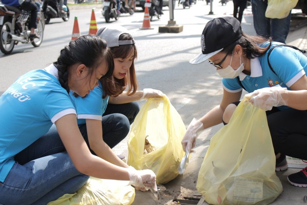 青年們在清理街區的垃圾。