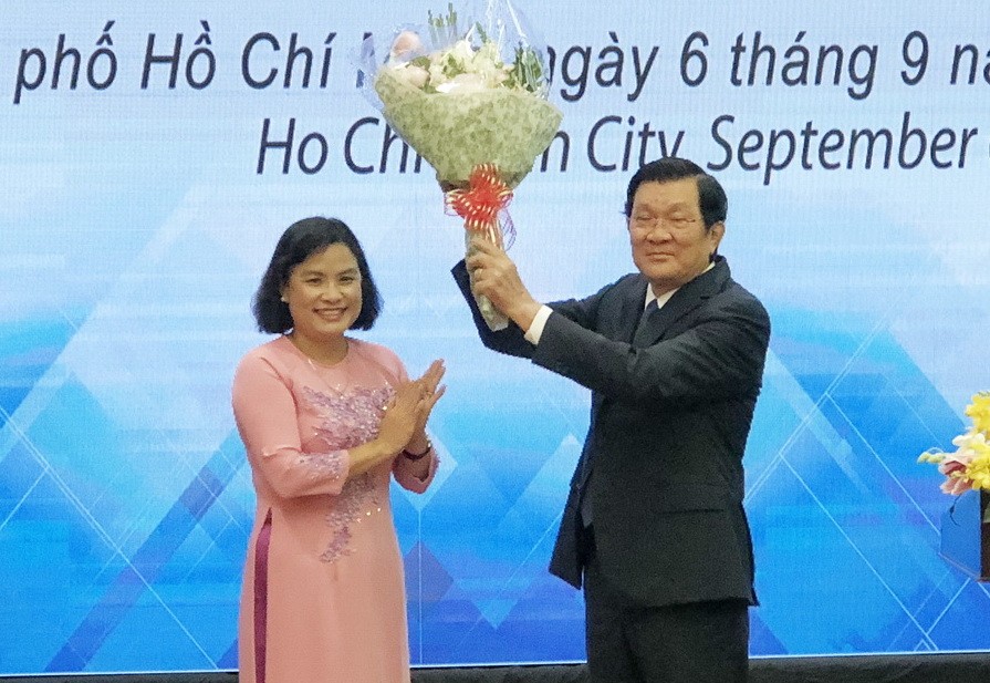 吳氏芳蘭校長向原國家主席張晉創（右）贈送鮮花。