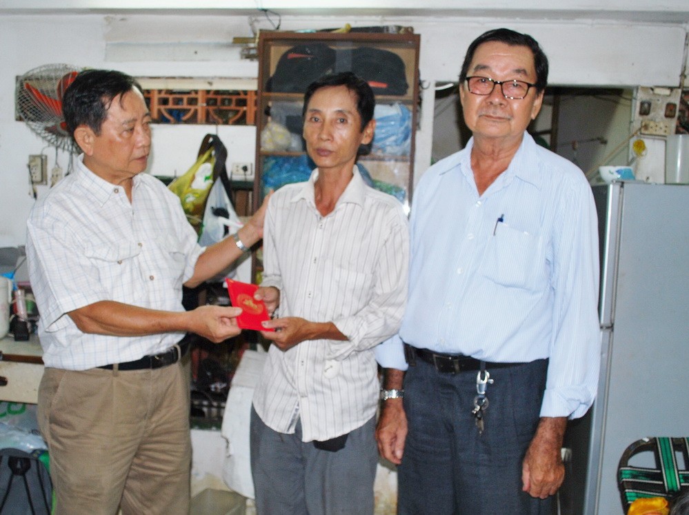 吳老師的兒子林偉忠（中）代表接受慰問金。