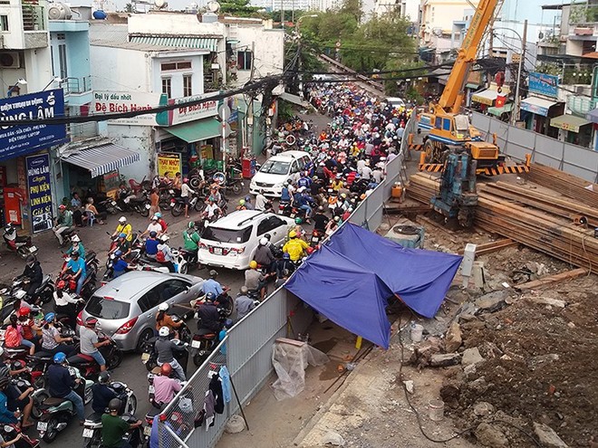范世顯街上的一工程施工不僅阻礙了該路段的交通，還攪亂了該區域的民眾生活。
