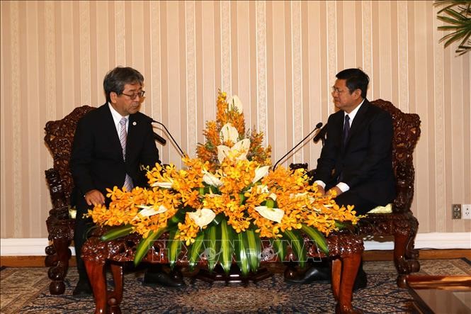 市人委會副主席黃革命（右）接見日本大阪市副市長田中清剛。（圖源：越通社）