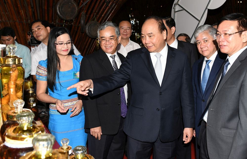 政府總理阮春福參觀玉靈參陳列室。（圖源：光孝）