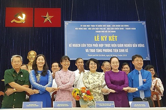 各組織機關代表承諾共同關照貧困者。