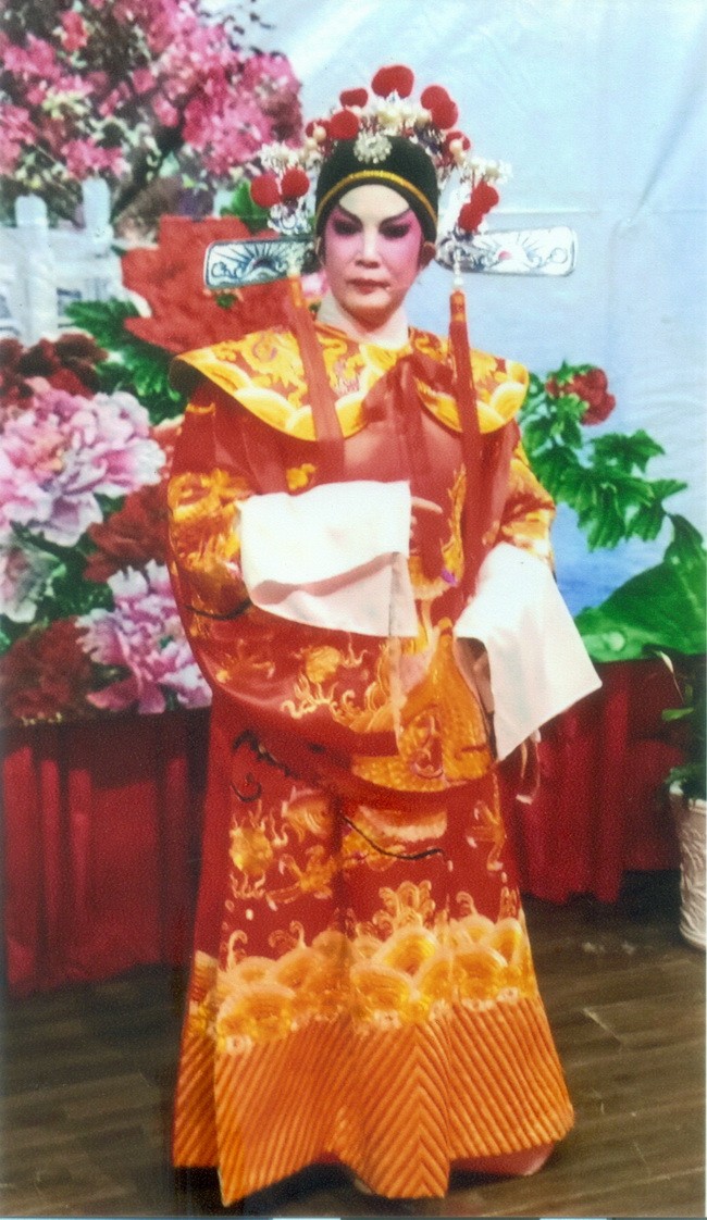 楊群愛女士粉墨登台。