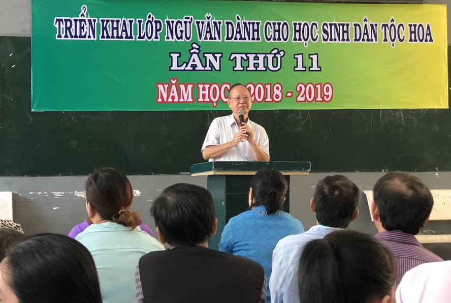 穗城會館理事長盧耀南在開課儀式上致詞。