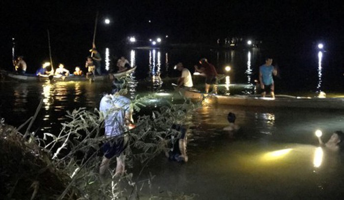 救護隊員們在事發水域搜尋遇難者遺體。（圖源：在線知識）