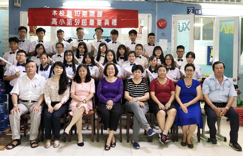 應屆畢業生與校長和老師合影。