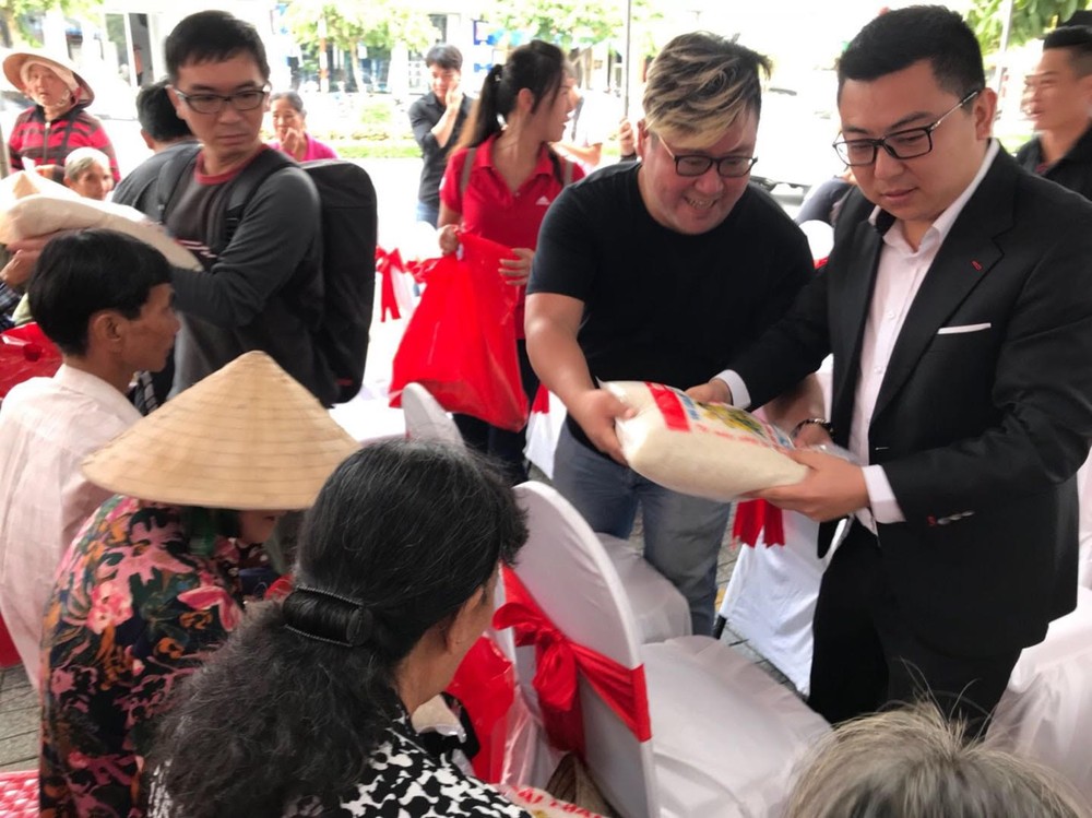 青商會長李鴻毅與會員們把物資派發當地數百名窮人。