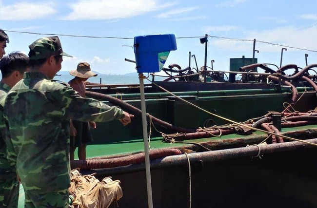 被查獲的兩艘非法開採和運輸沙駁船。（圖源：雙魚）