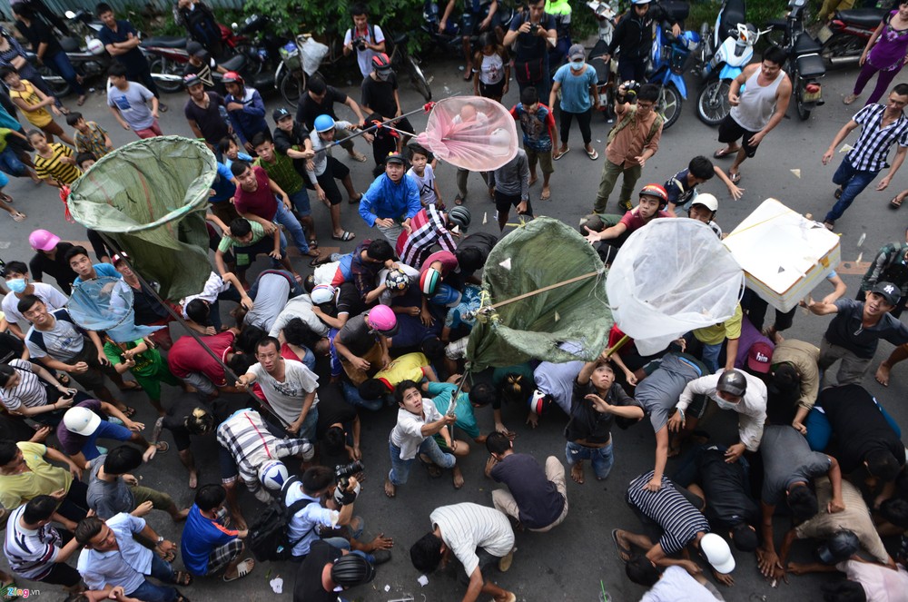 “拜幽靈”後撒錢的陋習引來眾人爭搶著撿錢。（示意圖源：互聯網）