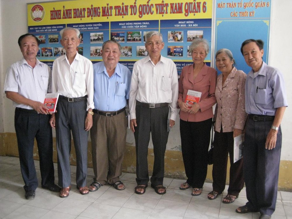 生前余惠蓮大娘(右三)與越華革命老前輩合照。