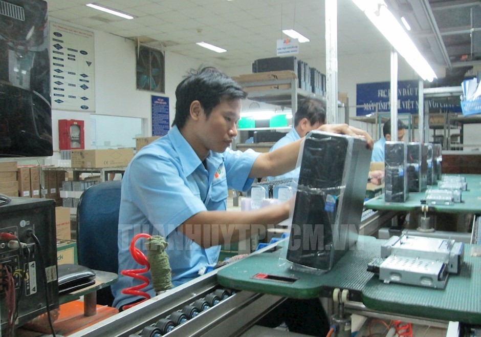 新平工業區FPT ELEAD股份公司電腦組裝線。