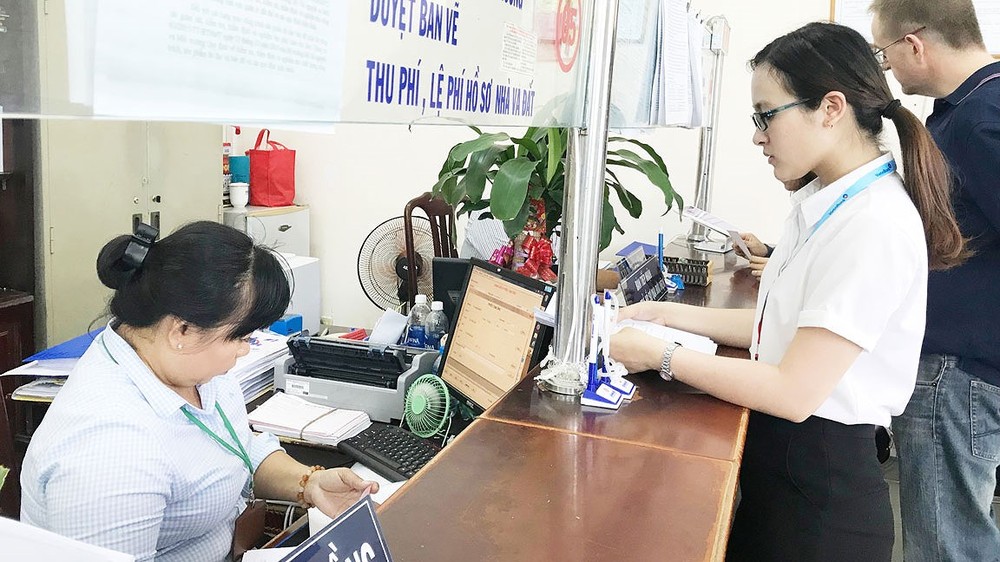 重組架構以精簡編制、提高調度效果，以便良好地為民服務。圖為民眾正在芽皮縣辦理手續。