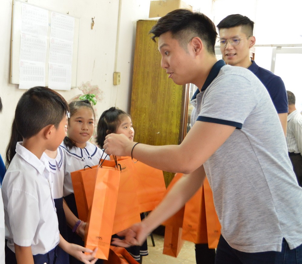 西貢屏榮公司代表向學生派發月餅。