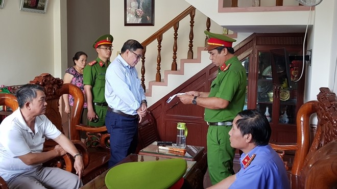 警方向嫌犯阮才宣讀逮捕令。（圖源：友全）