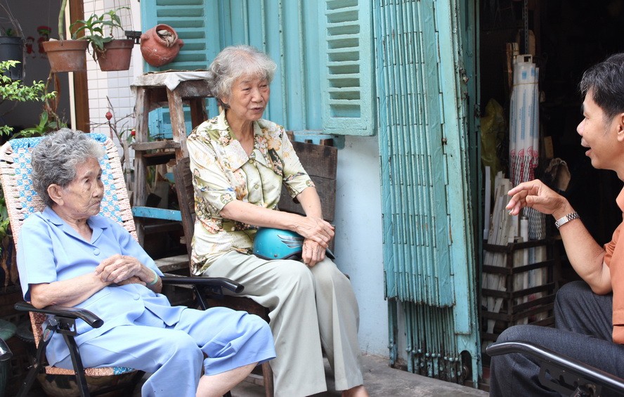 七蓮姨（中）生前探訪豪仕坊內的街坊。