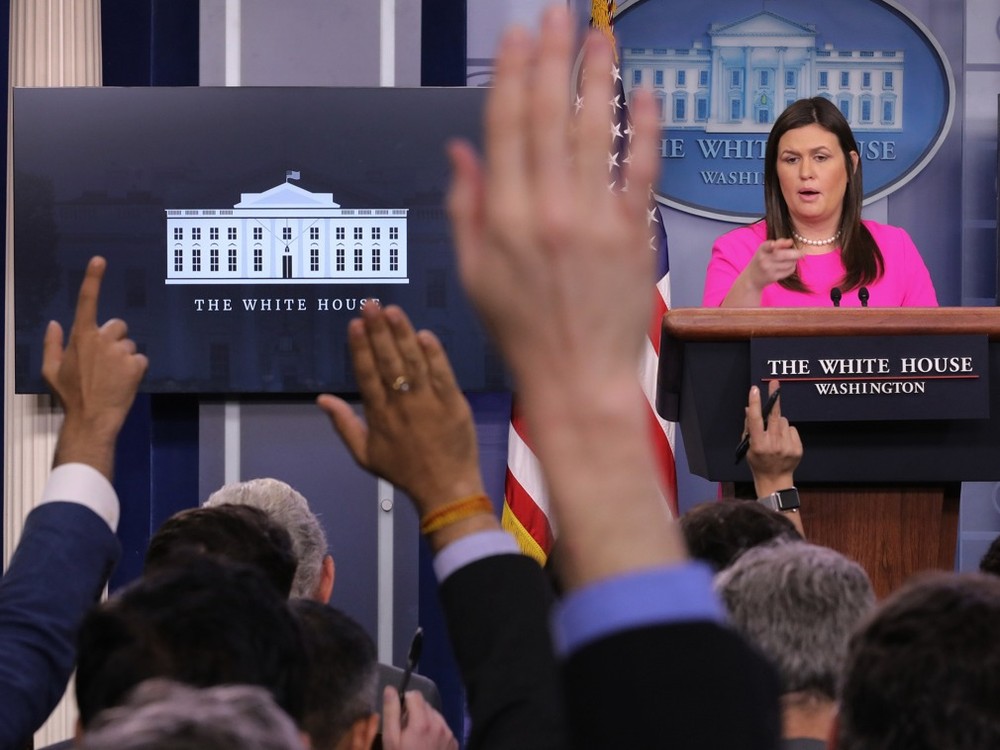 美國白宮發言人桑德斯在新聞發佈會上發言。（圖源：VCG） 