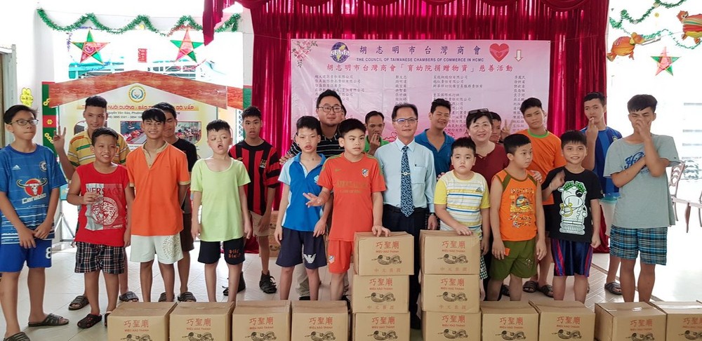 胡志明市台灣商會會長鄭文忠、秘書長林裕雄代表商會前往看望與贈送禮物給舊邑郡兒童輔育中心。