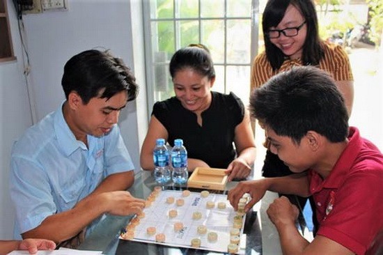 新技術股份公司工人於休息時間參加娛樂活動。