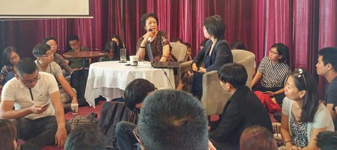 年輕人聽取孫女氏寧女士分享。