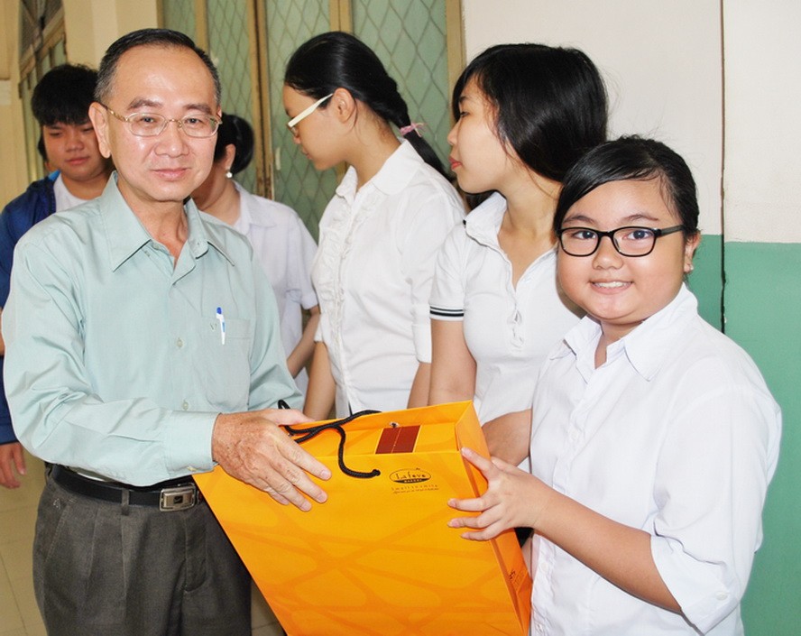 本報編委兼編輯部主任范興向學生派發月餅。