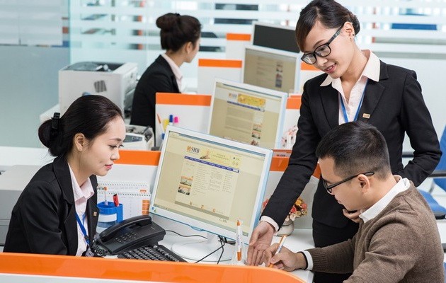 銀行職員正交流有關使用資訊技術的經驗。