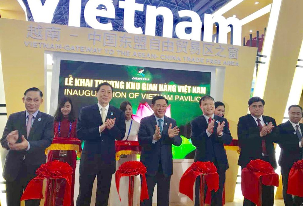 王廷惠副總理與廣西領導為越南館主持開幕剪綵。