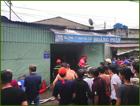 眾人圍著看消防隊員們勇進失火的化工原料倉裡進行滅火。（圖源：Tin Tin）