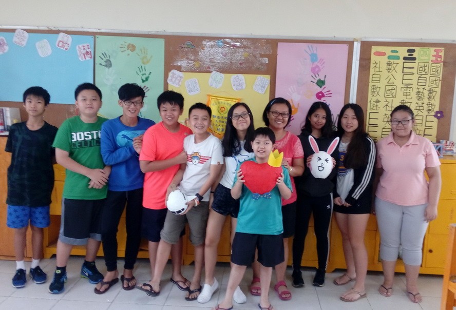 週末華語進修班的學生合影。