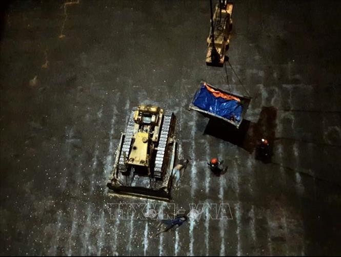 職能力量趕赴事發現場勘查死因並將2名死者送出船艙。（圖源：越通社）