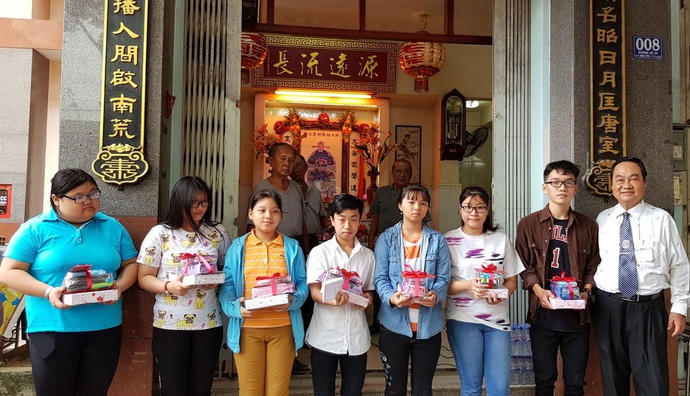 許永成常值副理事長（右一）頒獎學金給宗親子弟。 