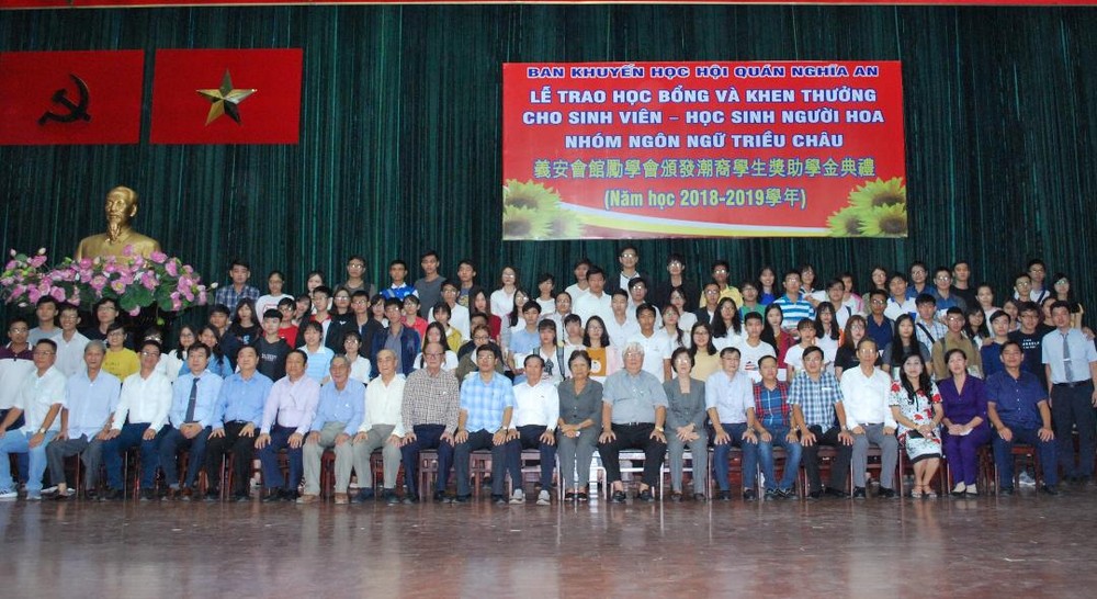 該會館理事和貴賓與獲獎助學金的大學生合照留念。