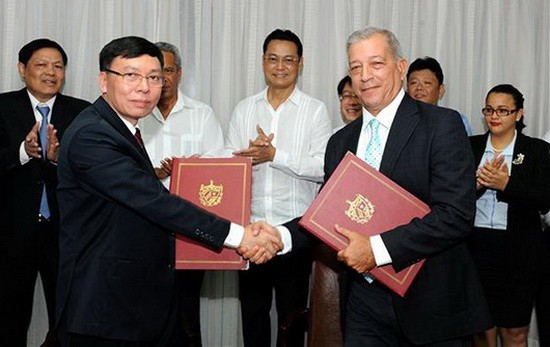 越南向古巴贈送5000噸大米的象徵性移交儀式。（圖源：越通社）