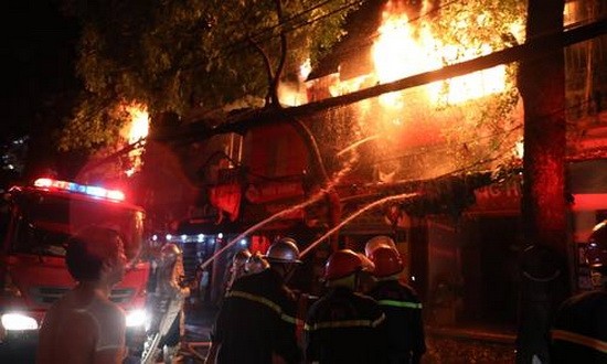 消防隊聞訊後趕抵現場奮勇滅火。（圖源：玉成）