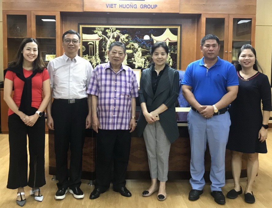 杭慰瑤董事長(左三)與丁向群副主席(左四) 與各代表合影。