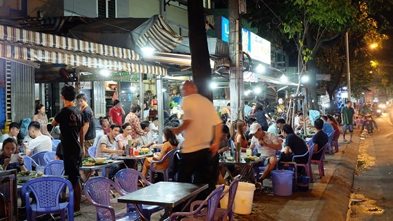 人行道上擺滿桌椅。