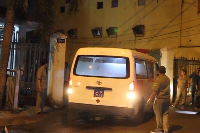 救護車趕抵事發現場，將死者遺體送往停屍房以待驗屍鑑定死因。