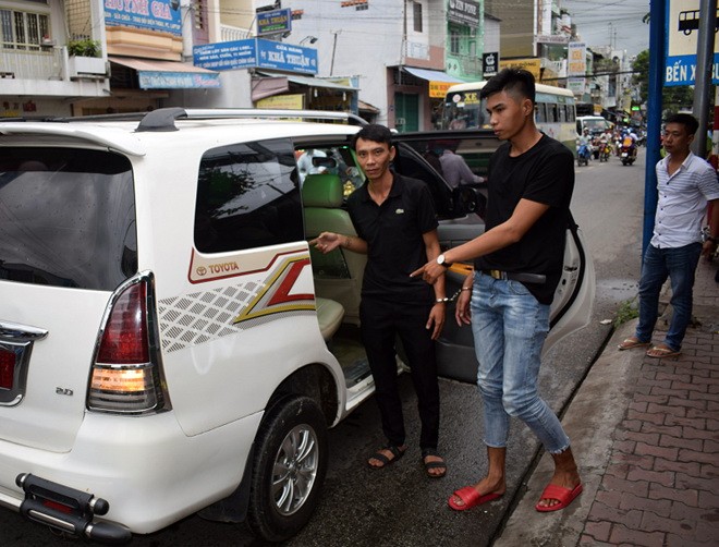 兩名嫌犯重現“違法拘禁他人”犯罪行徑的現場。（圖源：陳嶺）