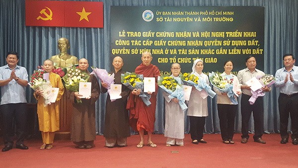8個宗教單位獲領土地使用權證。（圖源：慧茹）