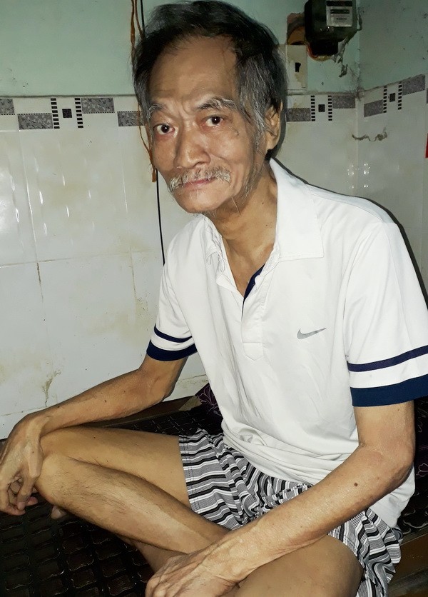 蘇蝦聽到妻子向記者敘述家境就老淚縱橫。