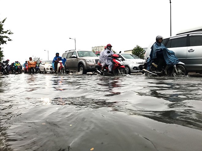 本月７日晚上的暴雨令范文同街頓成澤國。