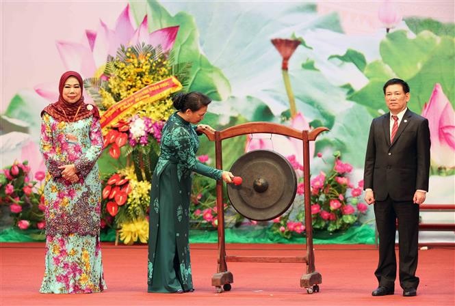 國會主席阮氏金銀主持敲鑼開幕式。（圖源：越通社）