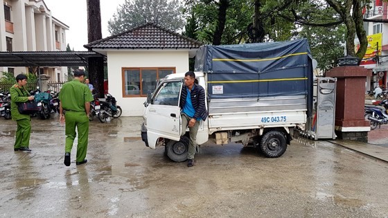 嫌犯龔孟強（右）在事發地點重建“抗拒執行公務者”犯罪行徑現場。