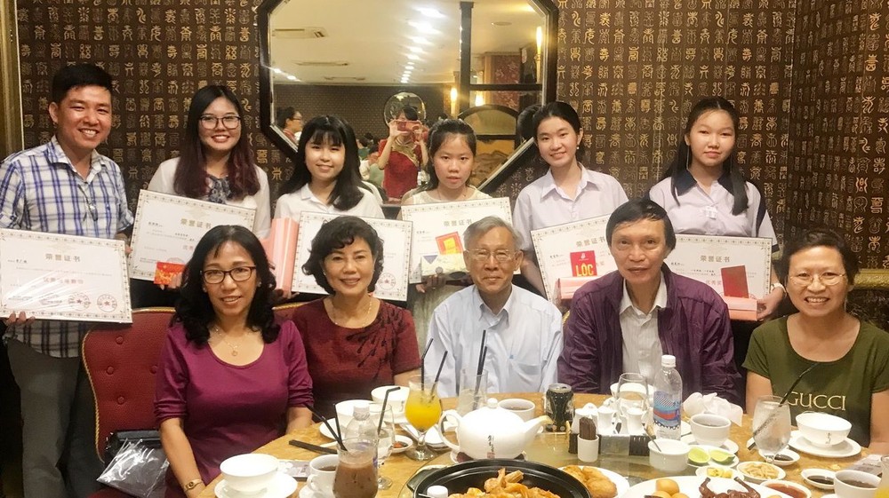 獲獎學生與贊助商和老師合照。