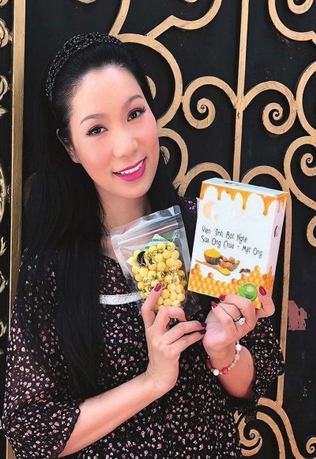 優秀藝人鄭金芝正直播推介產品。