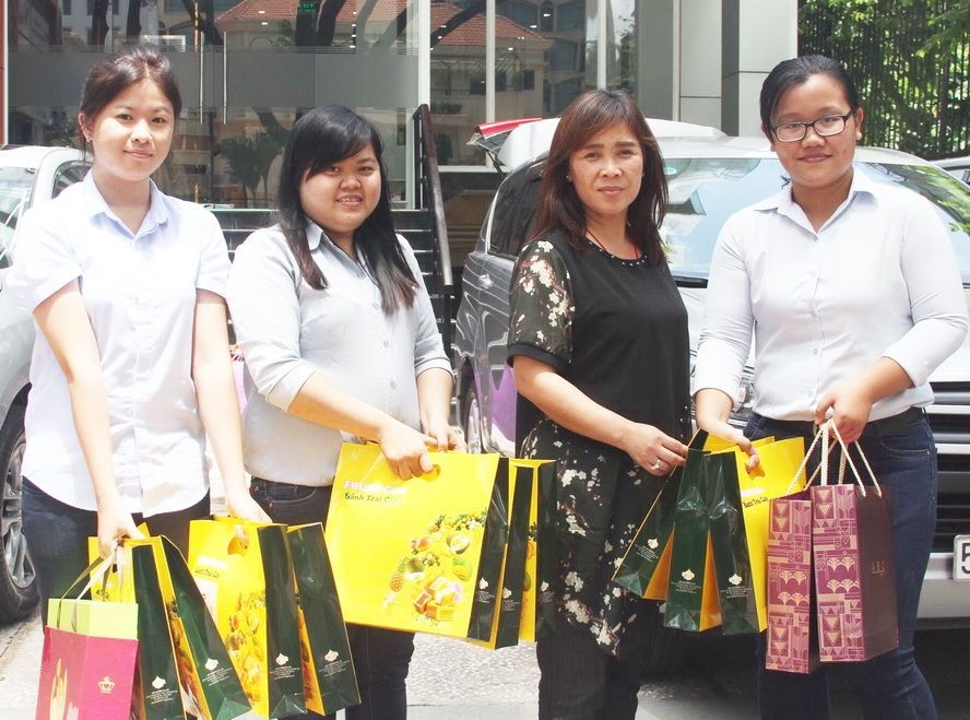 故鄉人道中心主任黃小香（右二）代表中心接受月餅。