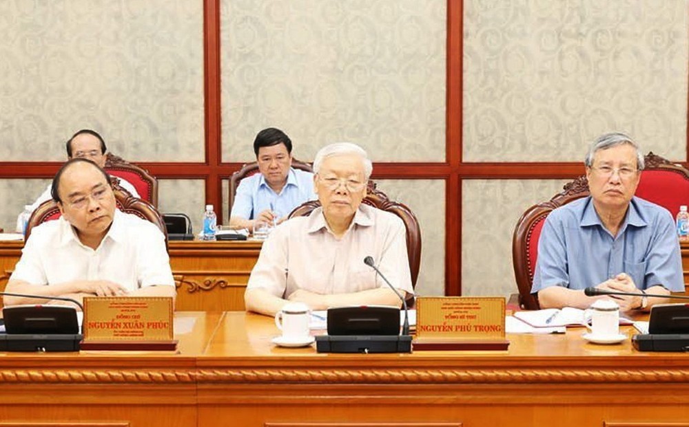 黨中央總書記阮富仲（前中）主持黨中央政治局會議。（圖源：越通社）