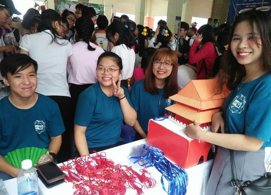 市師範大學中文系學生介紹中國文化特色。