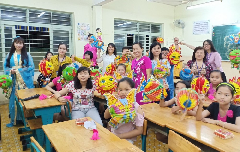 天恩外語中心師生舉辦中秋晚會。